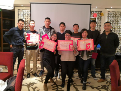 獲表彰員工與董事長(cháng)林和瑞（左一）、市場(chǎng)副總張宏（右一）合影留念 